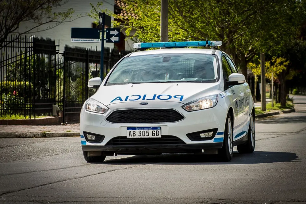 Detuvieron a un joven con un televisor en las manos