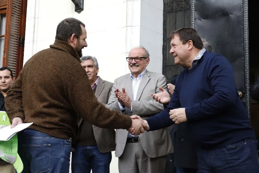 Entregaron maquinaria para el sector forrajero de Viedma