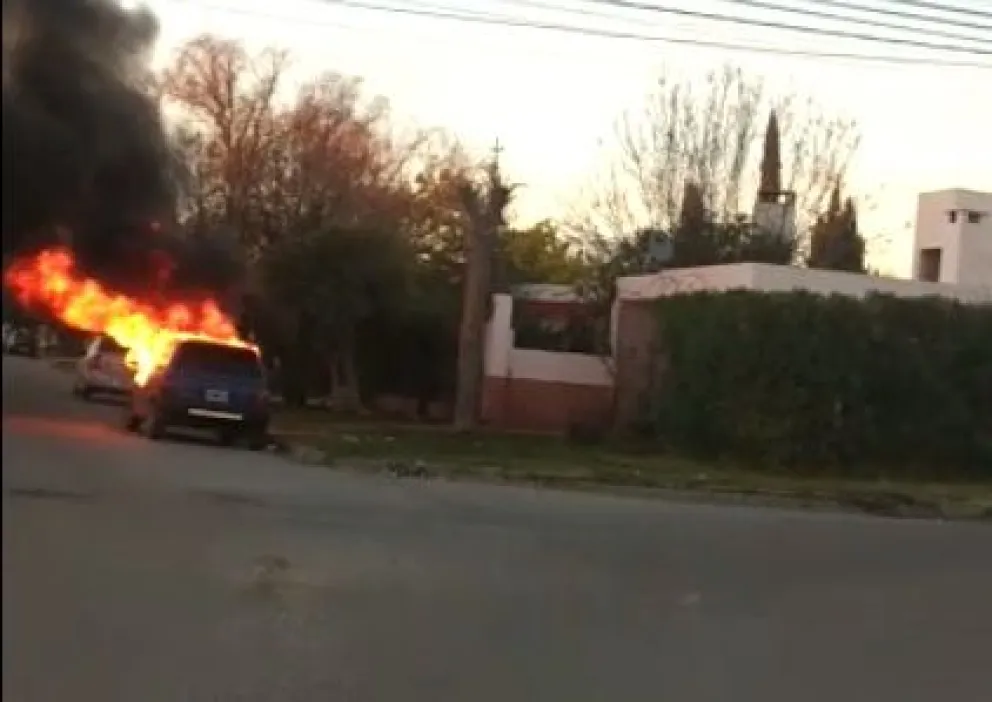Se incendió un auto en la calle Tucumán