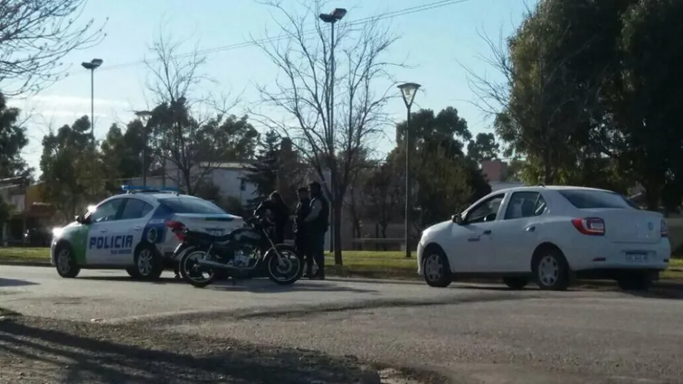 Un taxista chocó a un patrullero y le arrancó un paragolpes