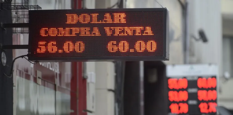 El dólar ya se vende en torno a $ 60 y sube a 904 el riesgo país