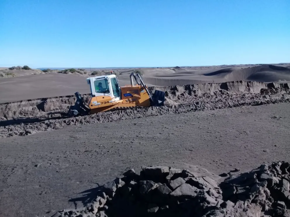 Comenzaron los trabajos para mover médanos en Bahía Creek