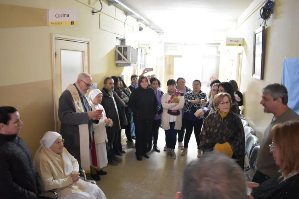 Descubren una placa en honor a "Claudia Esther Amaral"