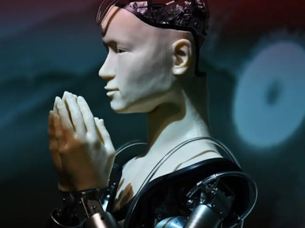 Un androide predica en un templo budista de Japón