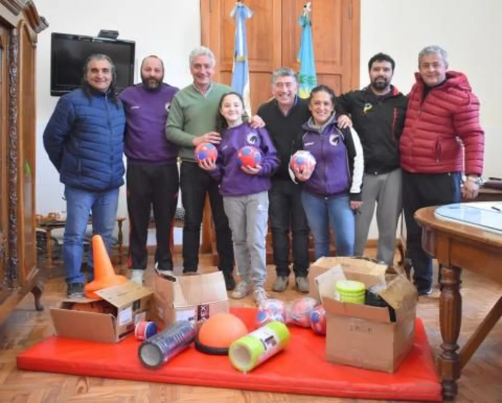 Entrega de materiales e indumentaria