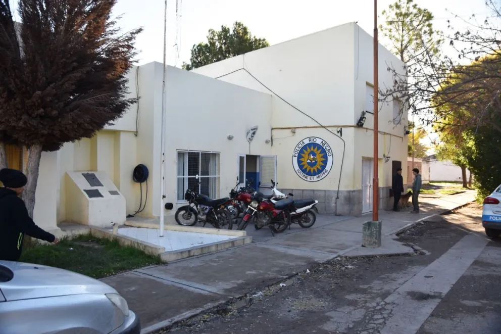 Un ladrón arrojó al piso a una chica y se llevó su celular