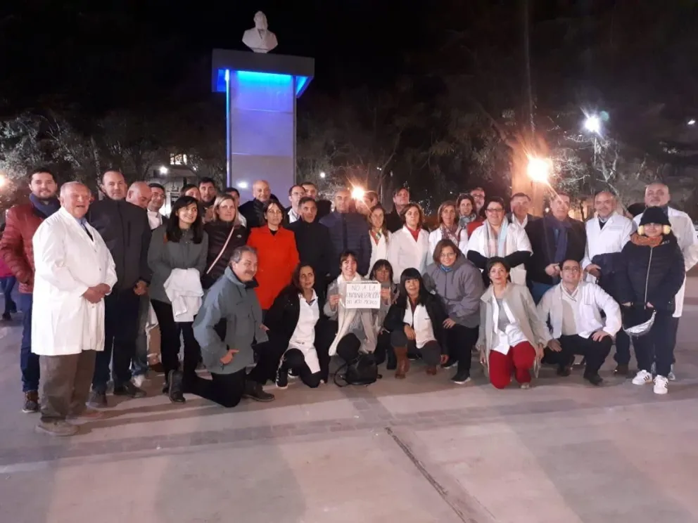 Médicos de Viedma marcharon en la Plaza Alsina