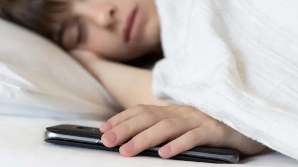 5 razones para no dormir cerca del teléfono