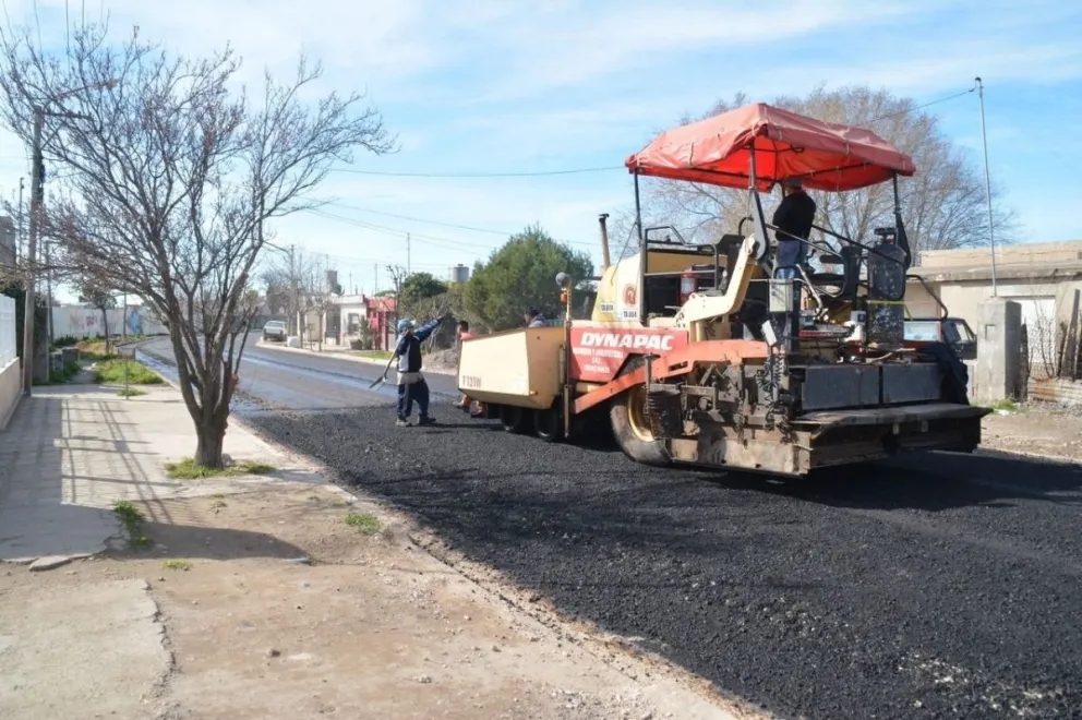 Se asfalta la calle Chubut, del barrio Santa Clara