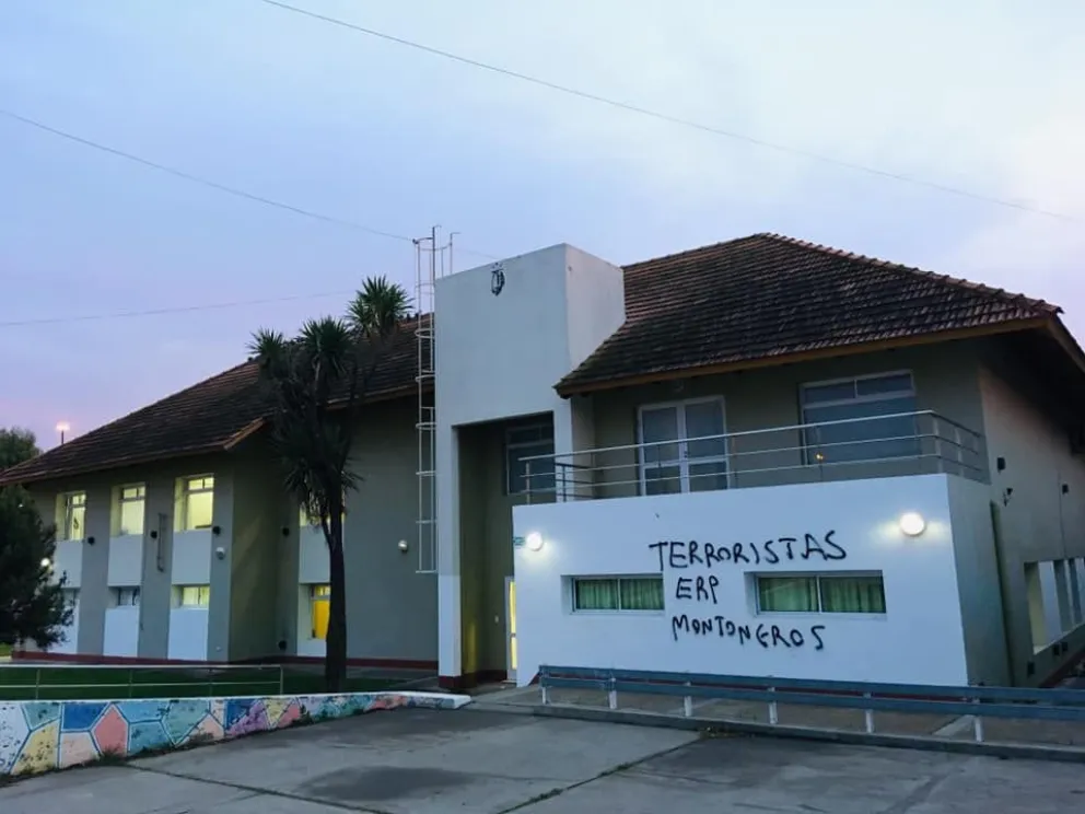 La Casona Chironi amaneció con agraviantes pintadas