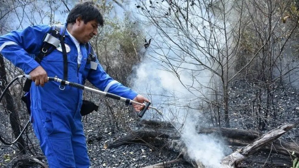 Evo Morales se sumó al equipo de lucha contra incendios