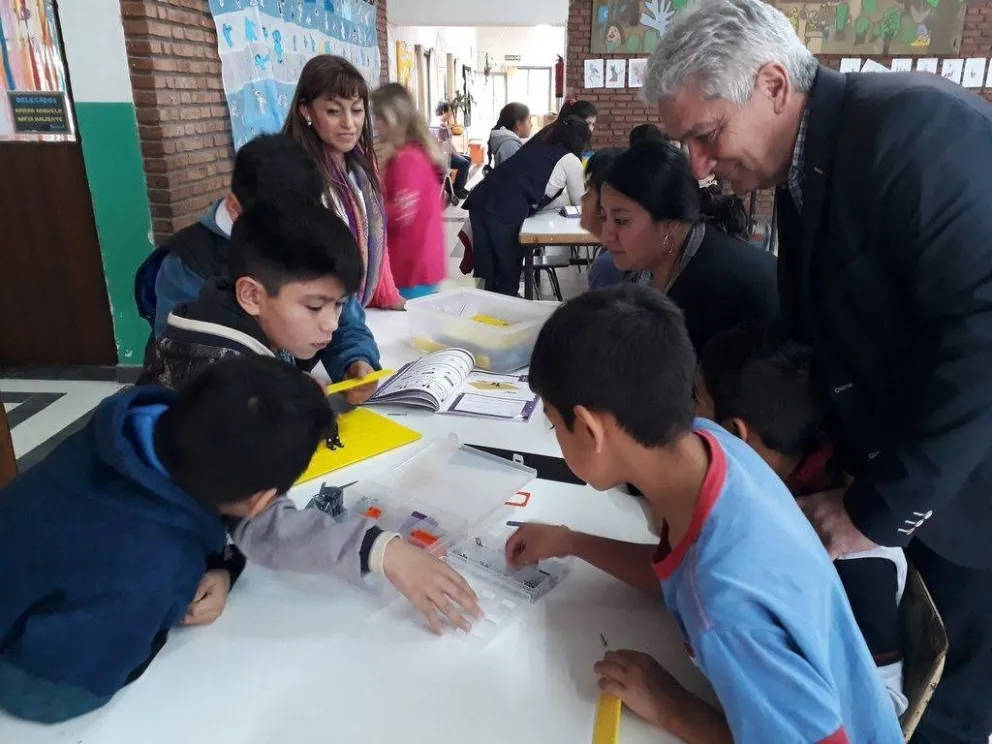 Zara entregó kits de robótica en Carmen de Patagones