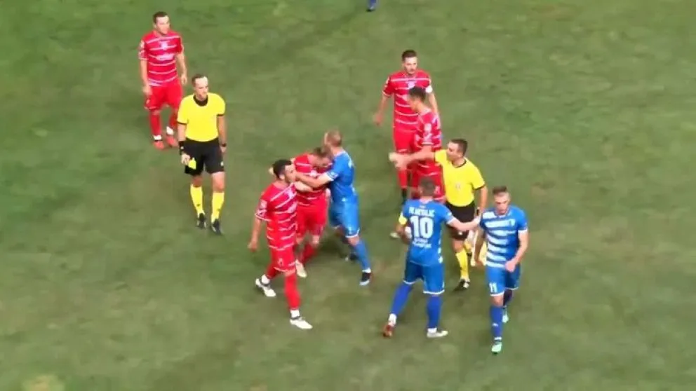 Convirtió un gol polémico y festejó huyendo de todo el equipo rival