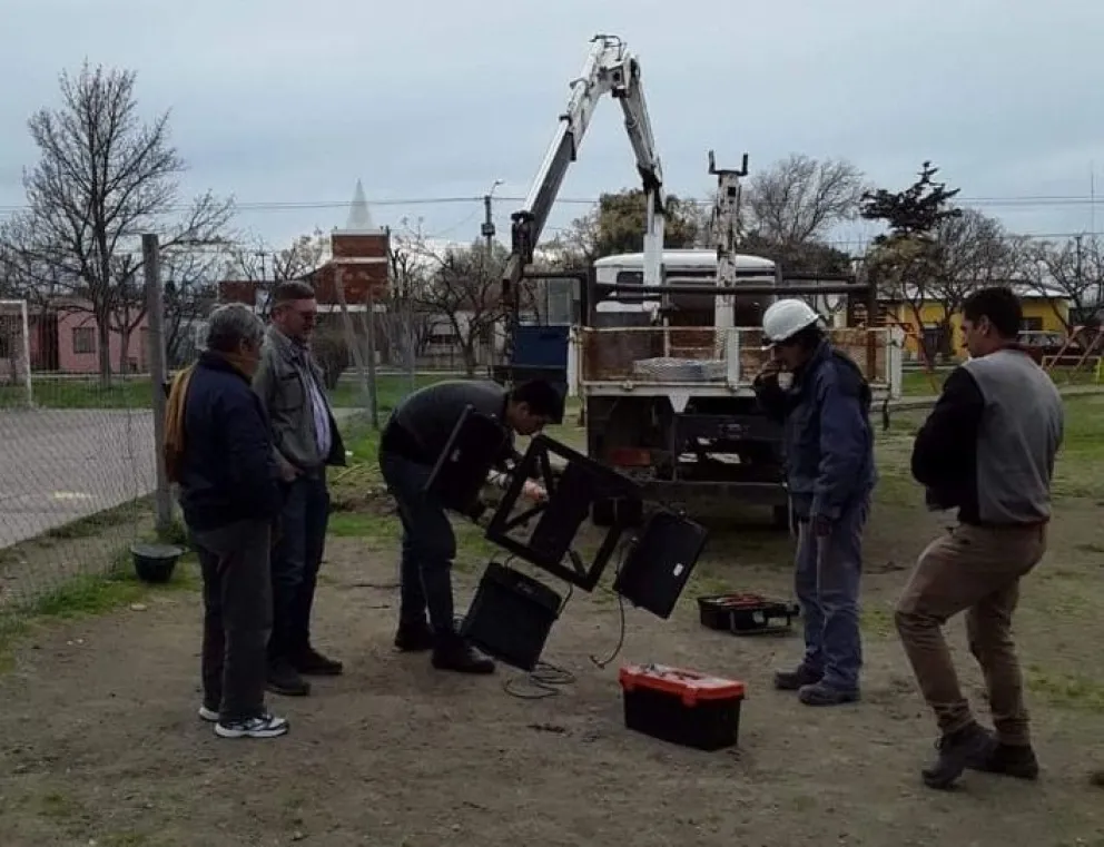 Nuevas luminarias para la plaza Piuqué Poyé, de Villa Lynch