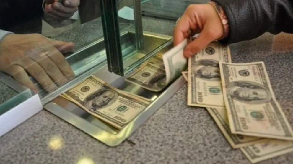 Cepo parcial: tope para la compra de dólares sin autorizar