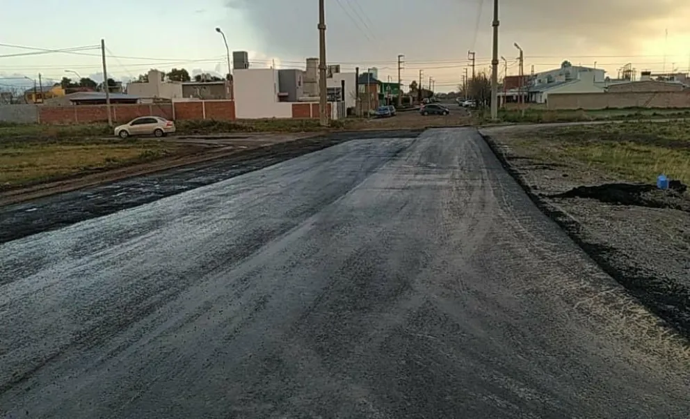 Se asfalta el acceso a los barrios Los Fresnos y Currú Leuvú