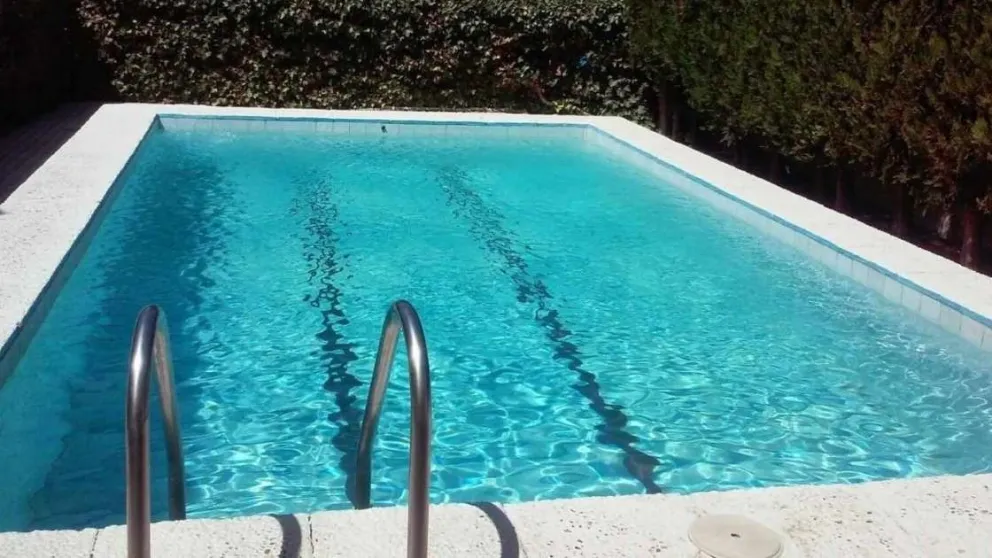 Actor porno se ahoga tras grabar escena dentro de una piscina