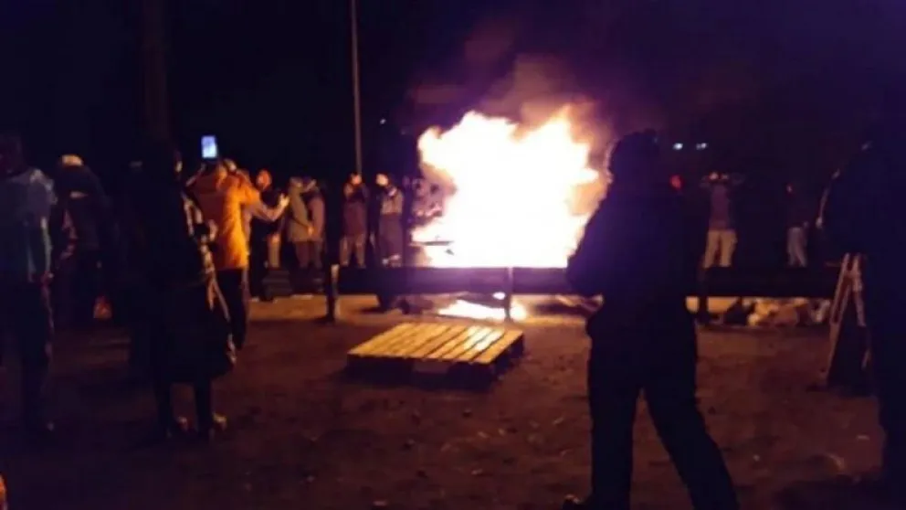 Petroleros encapuchados despejan a los golpes un piquete docente