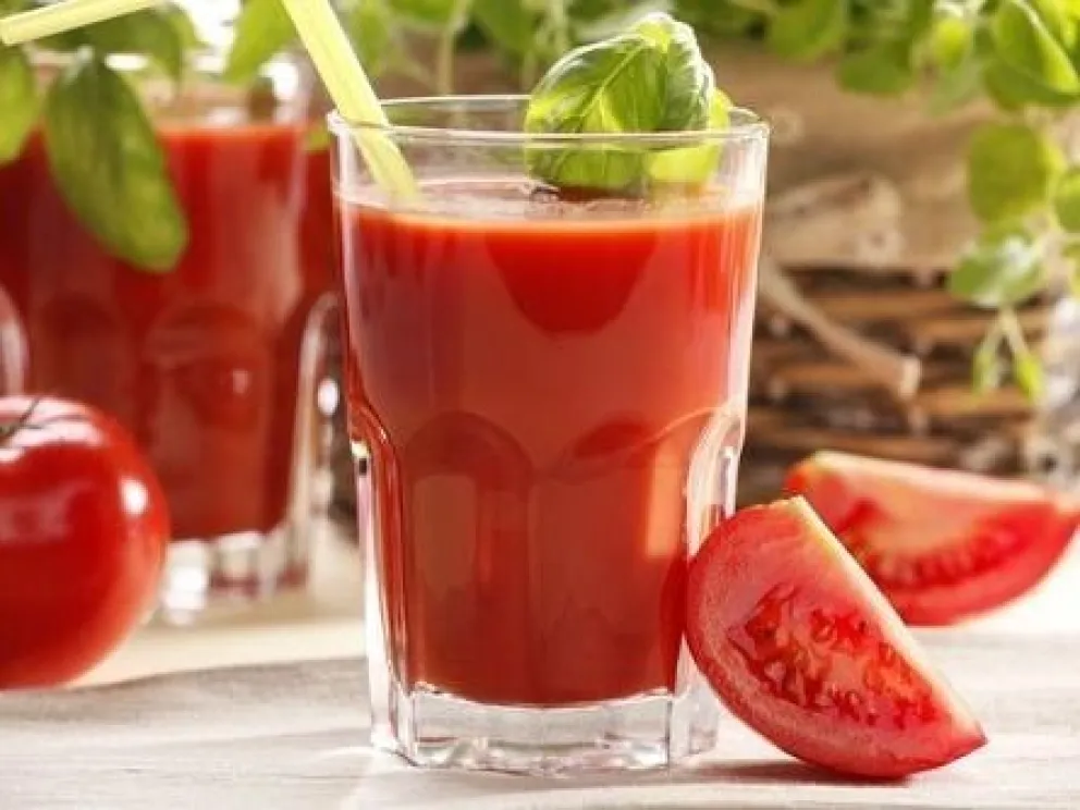 El jugo de tomate puede ayudar a controlar la presión arterial