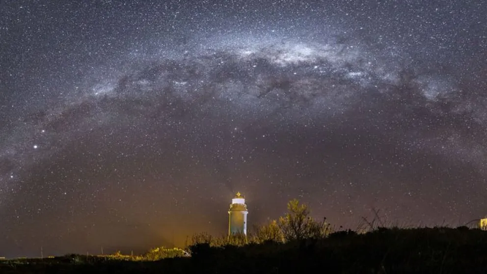 ¿Por qué las estrellas no brillan de día?