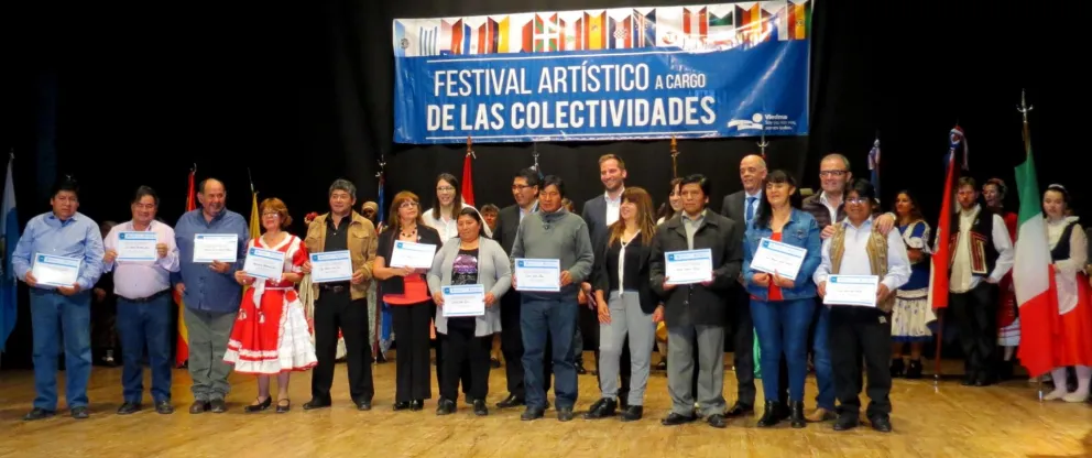 Colectividades extrajeras mostraron en colorido espectáculo, todos sus distintivos 