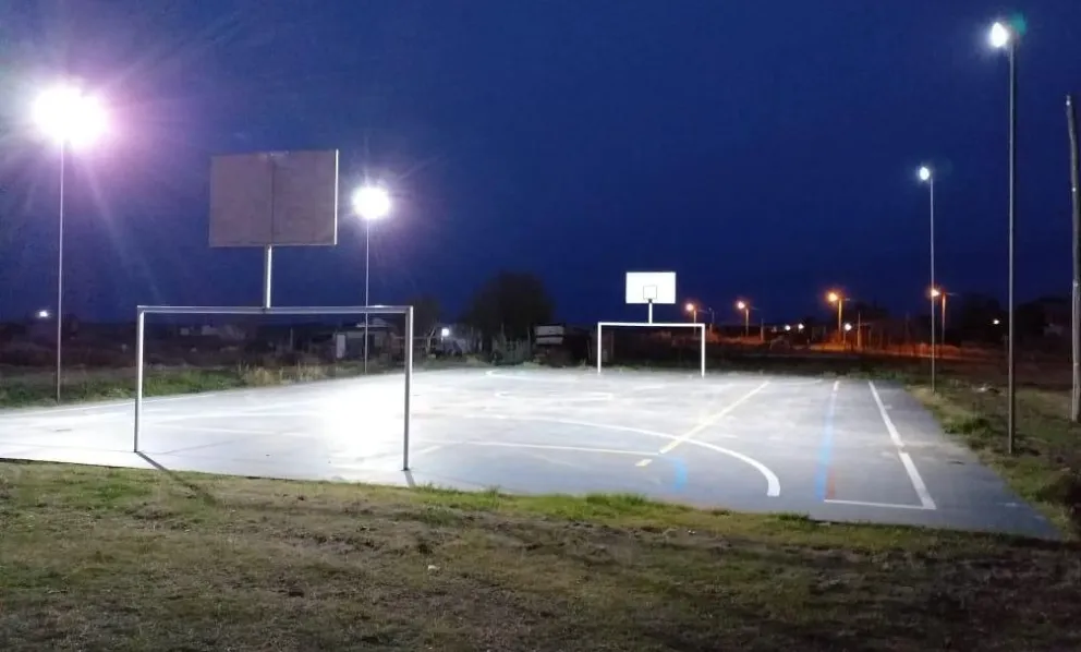 Con artefactos LED, se iluminó el playón deportivo de El Cóndor