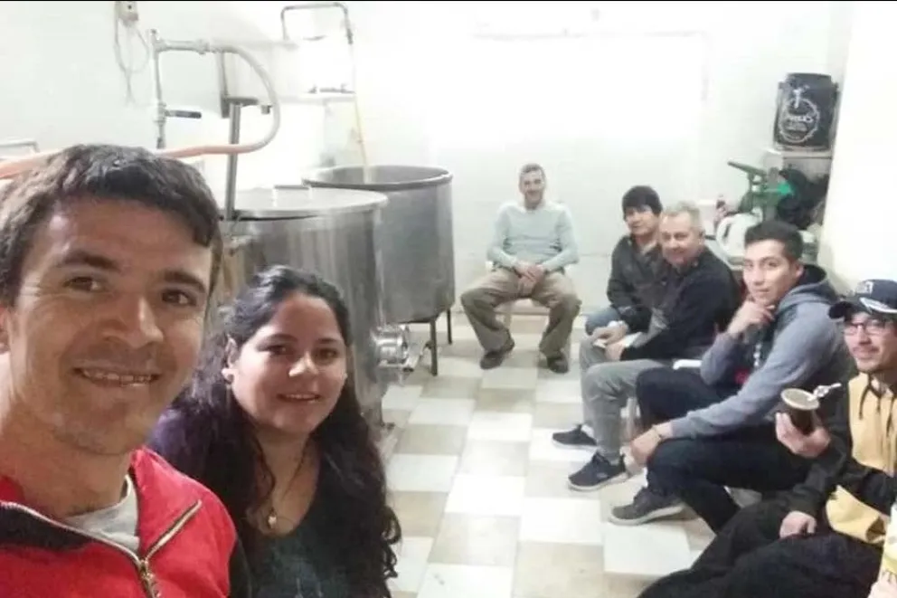 Vecinos de Valle Medio aprenden a elaborar cerveza artesanal, como una salida laboral