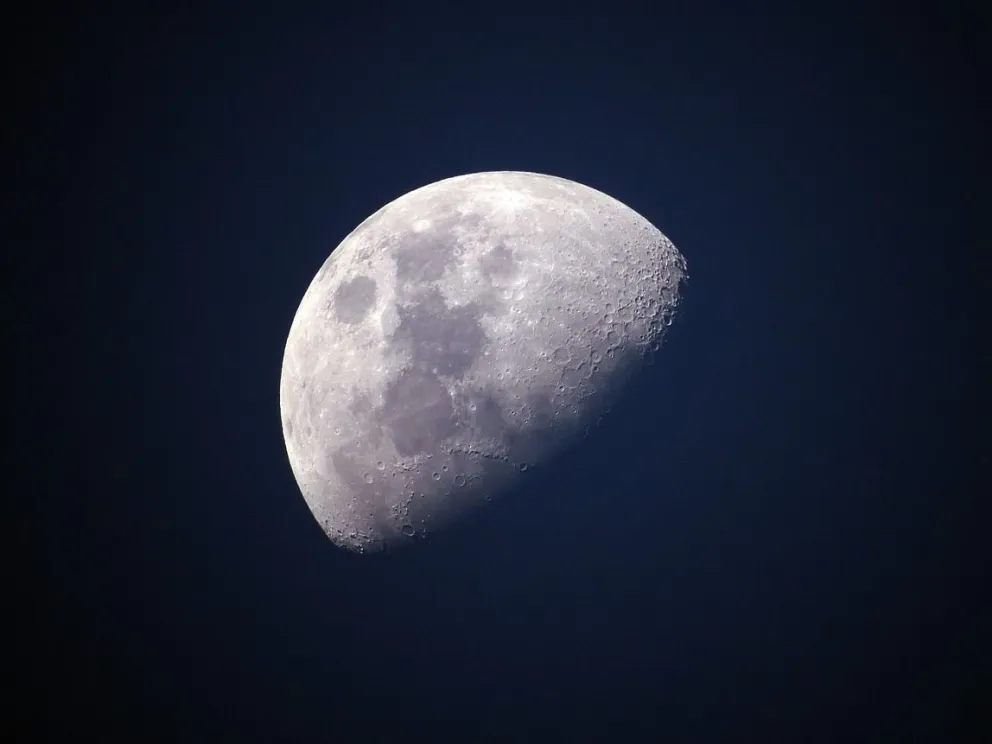 ¿Por qué la luna tiene agujeros?