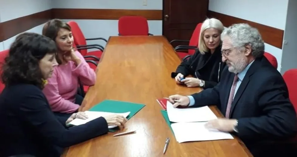Firman convenio para el estudio de casos de femicidio