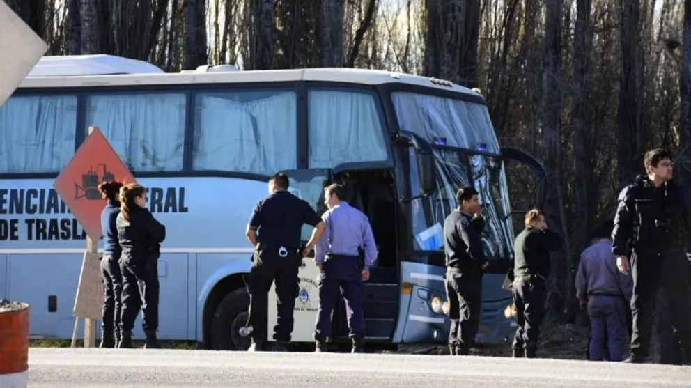 Presos intentaron fugarse por el techo de un colectivo en movimiento