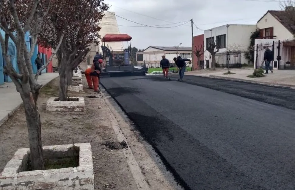 Asfaltaron la calle de la sede de APEL