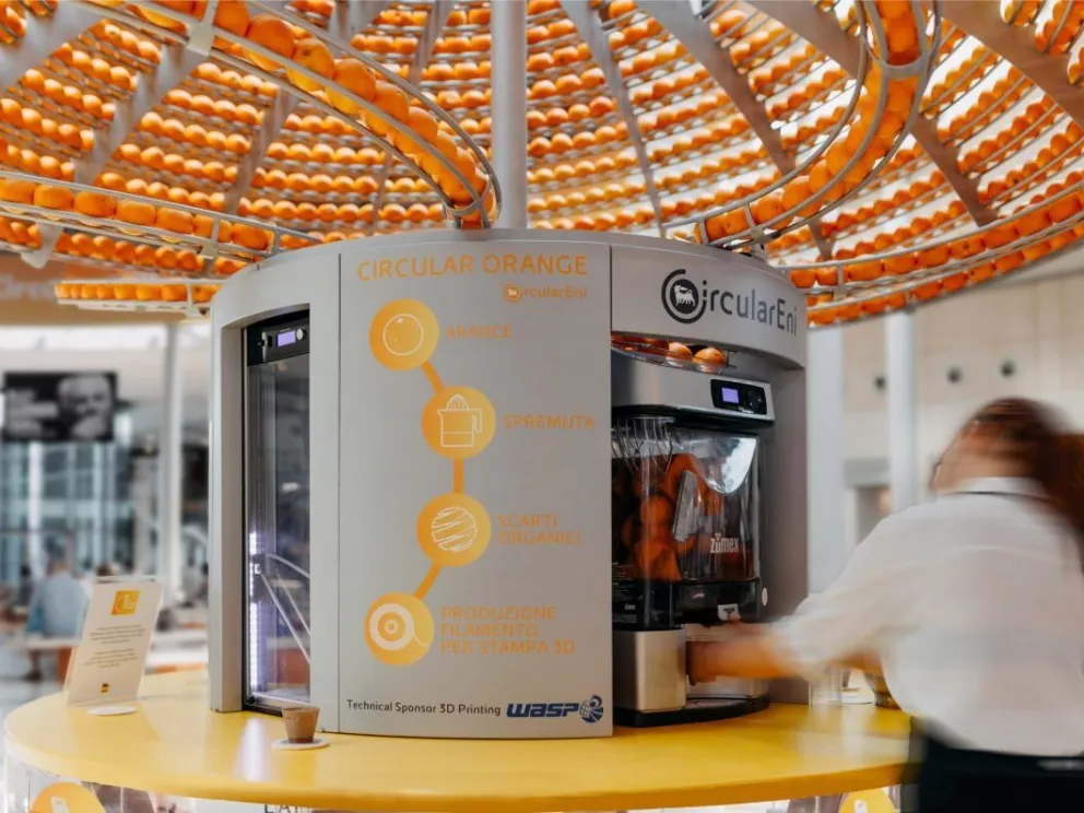 Exprimidor convierte cáscaras de naranjas en vasos bioplásticos
