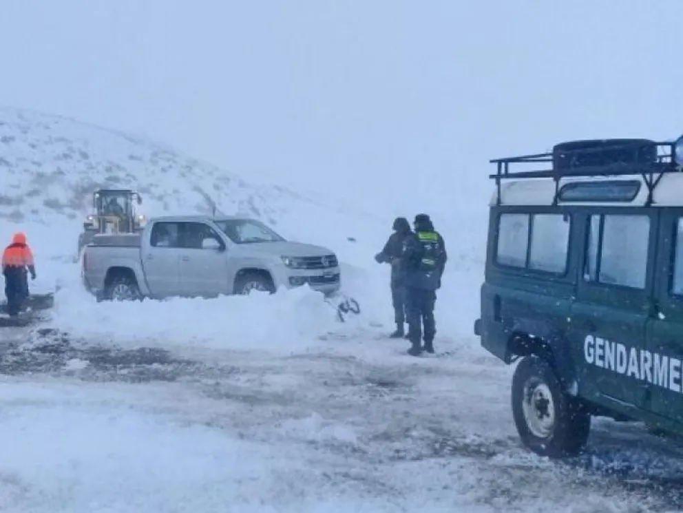 Desesperada búsqueda de  dos personas varadas en la nieve