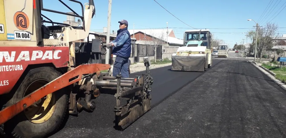 Avanza el asfalto en el barrio Las Flores