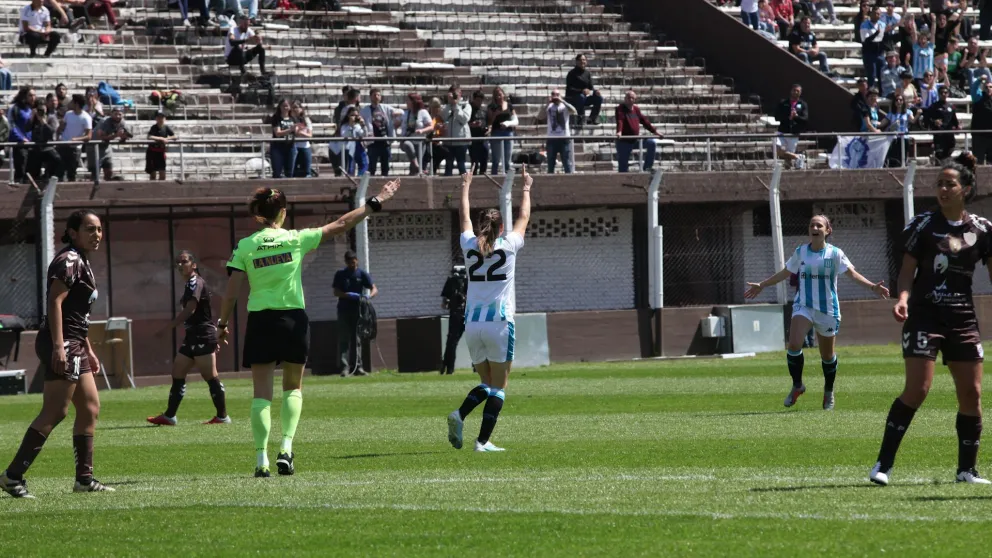 Las chicas arrancaron a puro gol