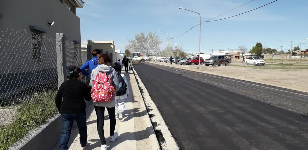 Asfaltan accesos a escuelas y jardines del barrio San Martín