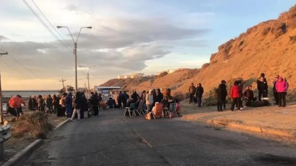 Conflicto en Chubut: docentes bloquean los tanques de YPF