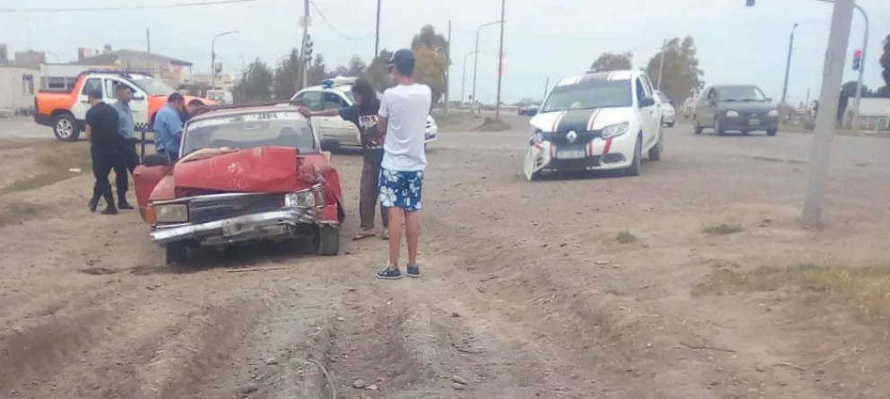 Un Falcón quedó destrozado tras un choque donde hay semáforos