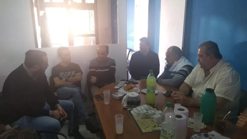 Con los trabajadores en la mesa de decisiones