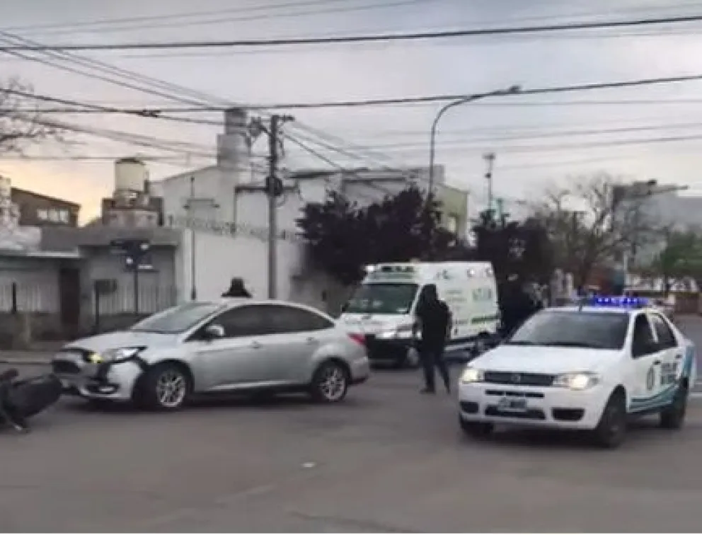 Chocaron una moto y un auto en el centro viedmense