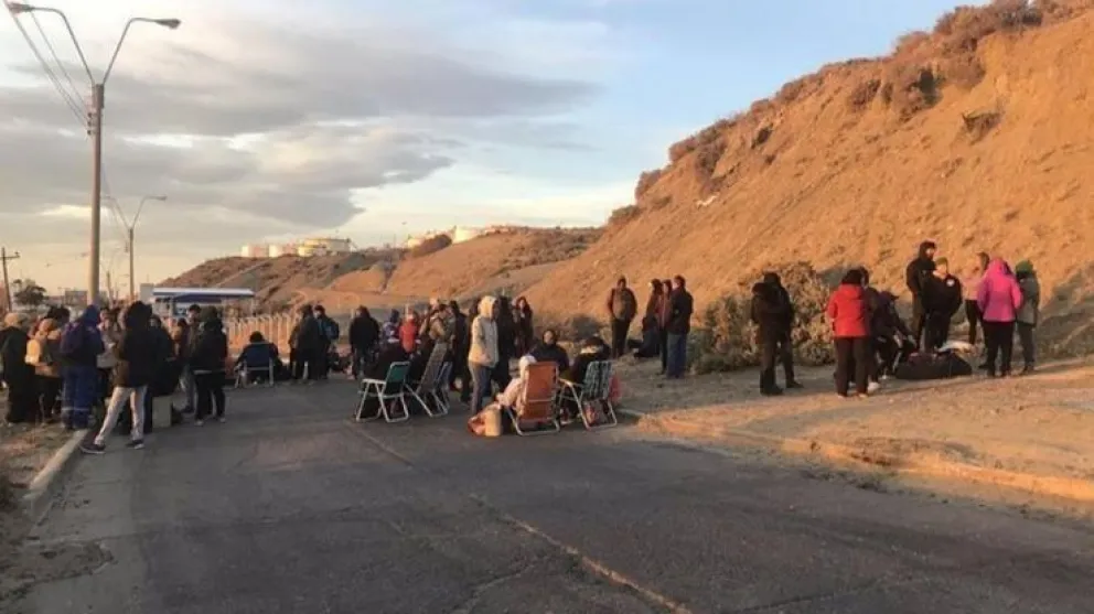 Chubut: los docentes levantaron el bloqueo a la planta de YPF