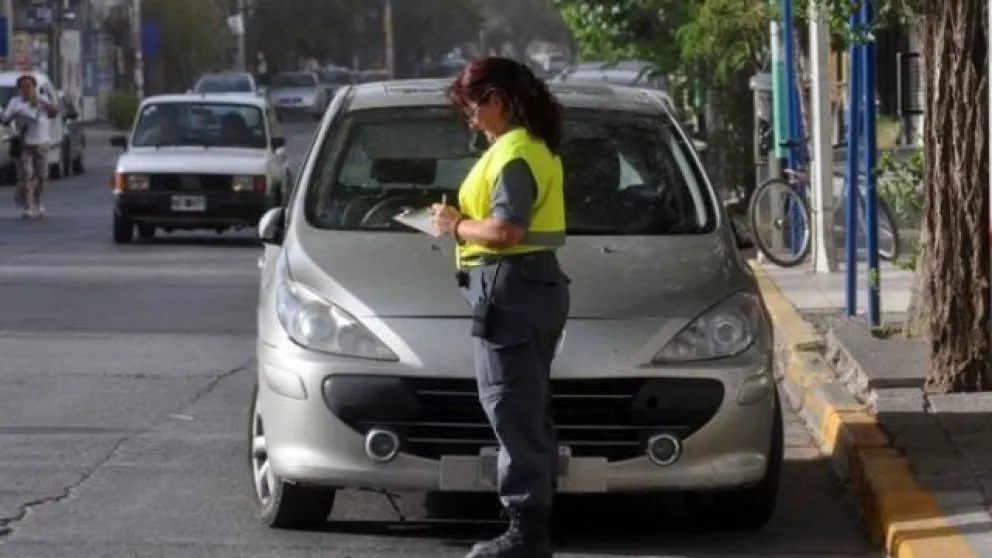 Le arrojó la pierna ortopédica a una inspectora de tránsito