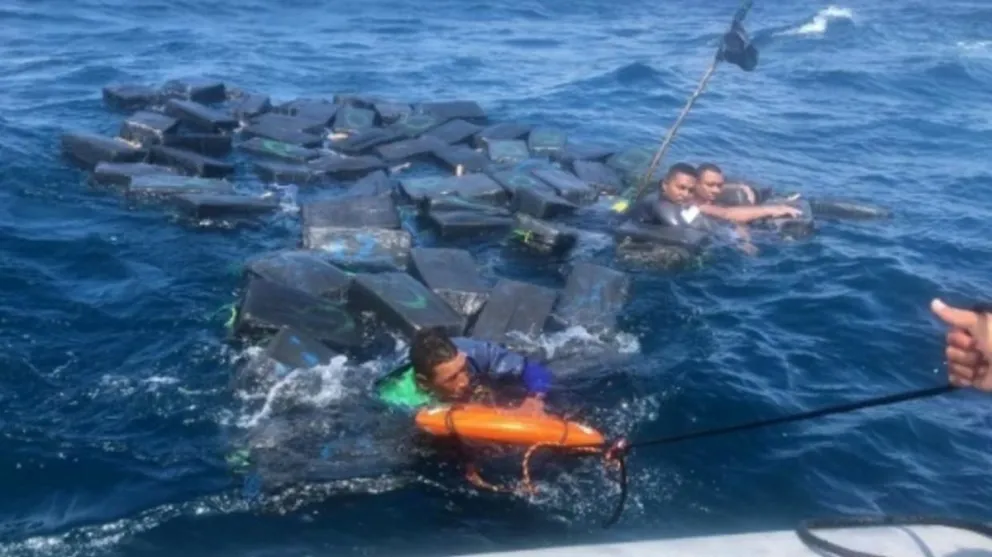 Náufragos se salvan flotando sobre  paquetes de cocaína