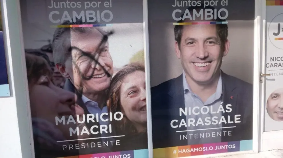 Le rayaron una cruz a Macri en un local partidario
