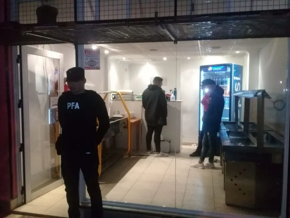 Allanaron tres casas y dos comercios por ventas de drogas