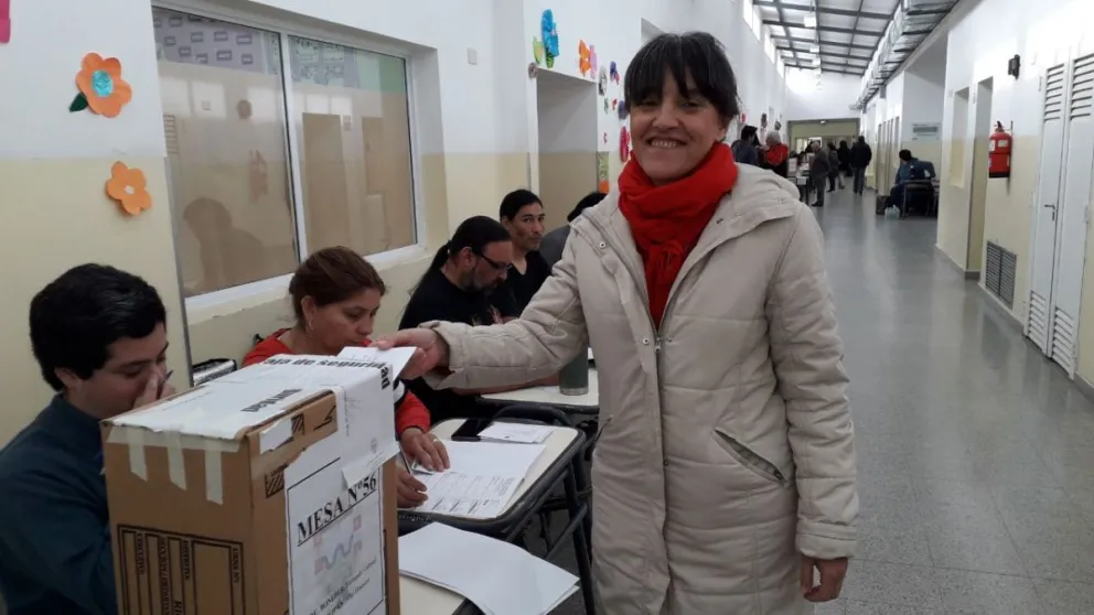 Votó Maricel Cévoli en la Escuela 297