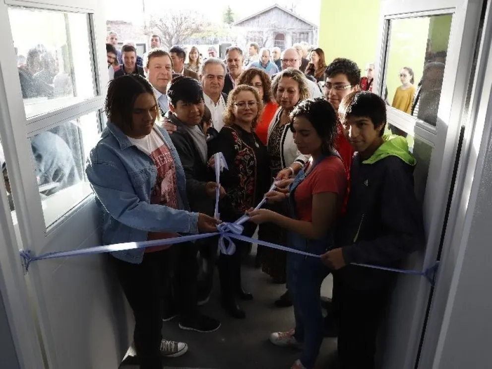 Inauguración de una escuela en Pomona