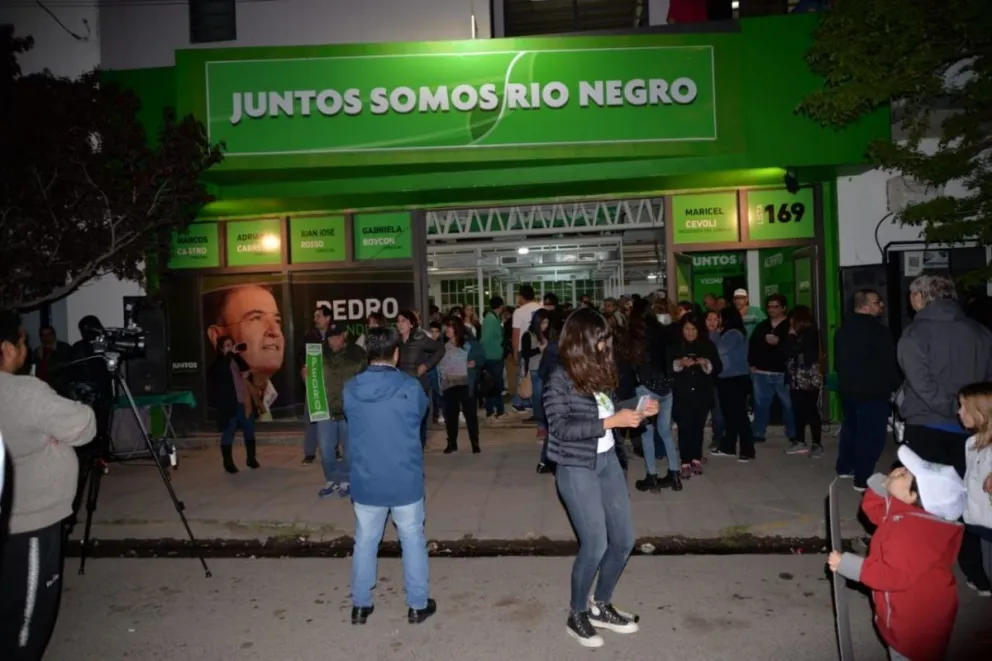 Muchas sonrisas en el bunker de Juntos Somos Río Negro