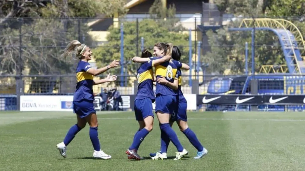 Boca goleó y lidera junto a UAI