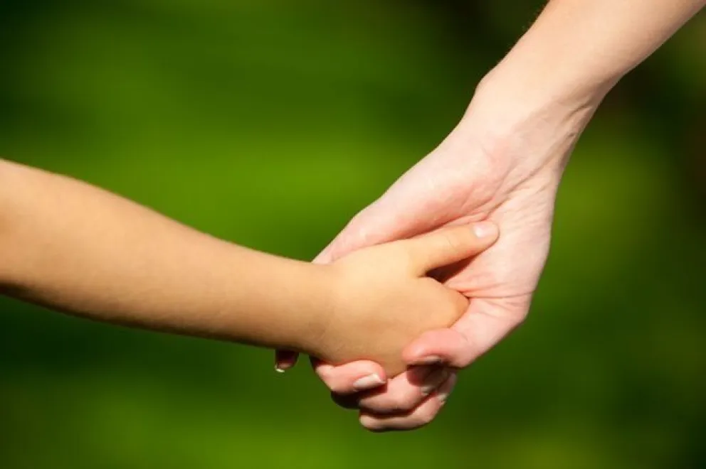 Convocan a familias para adoptar a una adolescente de 13 años